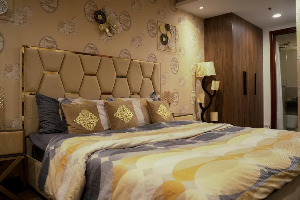 - une chambre avec un grand lit dans l'établissement Luxury 1 Bedroom Apartment Gold Crest Mall And Residency DHA, à Lahore