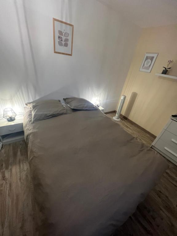 Postel nebo postele na pokoji v ubytování Chambre chez thomas