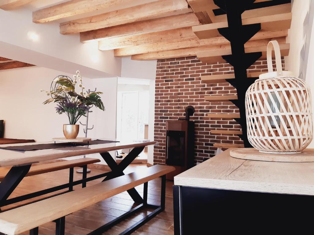une salle à manger avec une table et un mur de briques dans l'établissement Boutique Hôtel vallée du Cher, à Billy