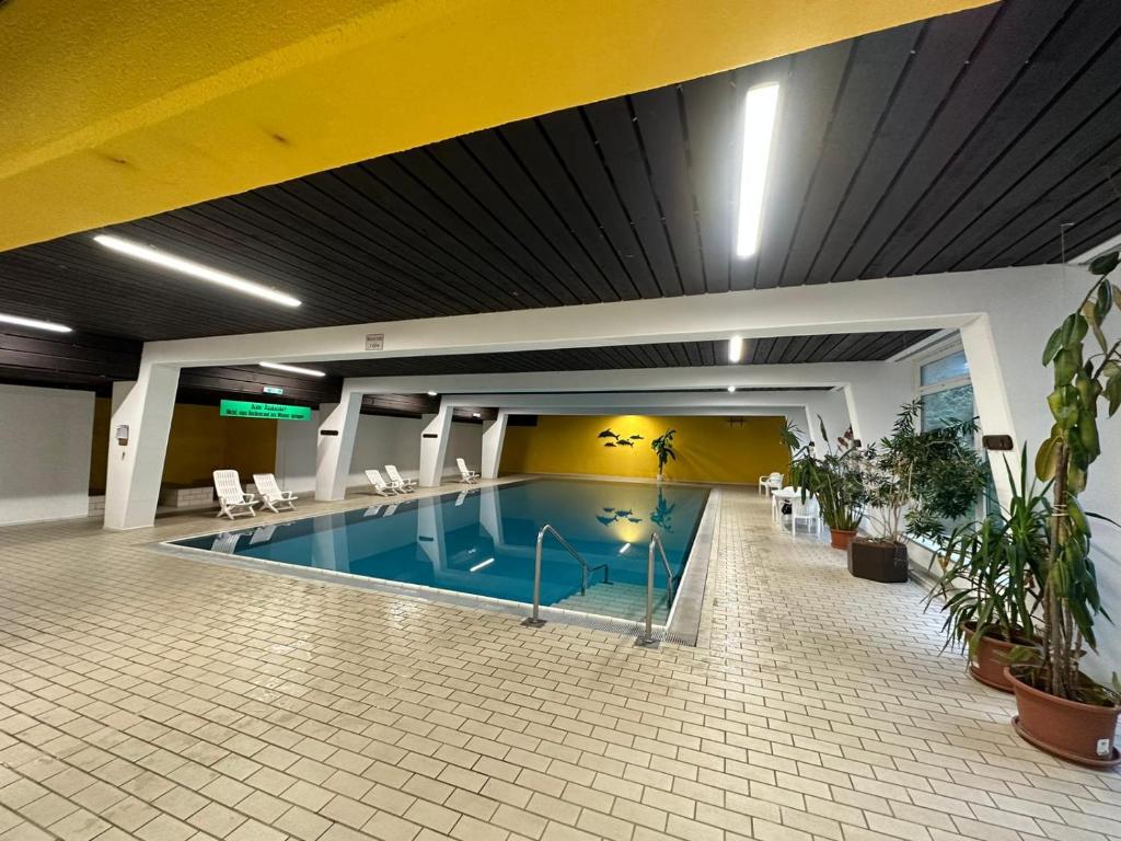 duży basen w budynku w obiekcie Wohnung in Sankt Englmar Nr 512 w mieście Sankt Englmar