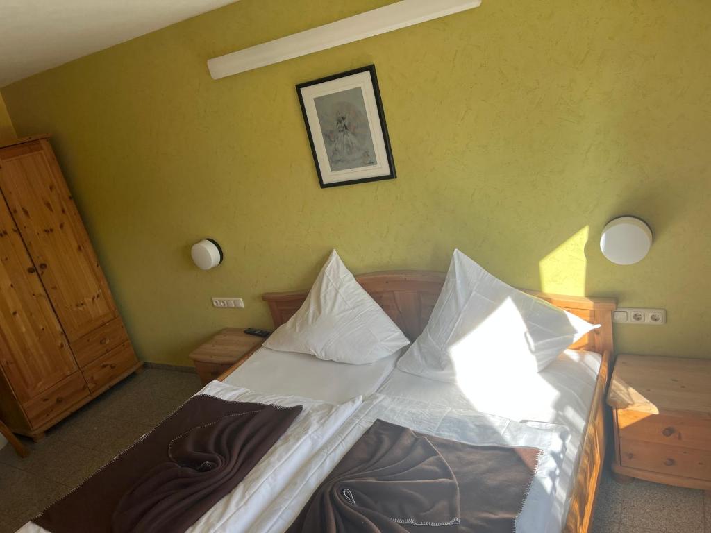 Postel nebo postele na pokoji v ubytování Hotel Eifeltor