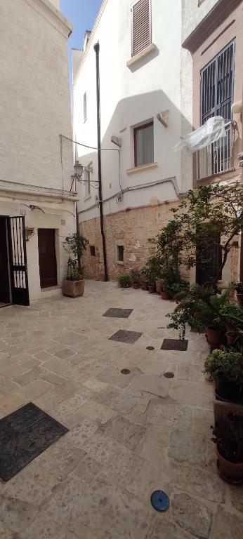 a courtyard of a building with a building at Dimora la Motta in Modugno