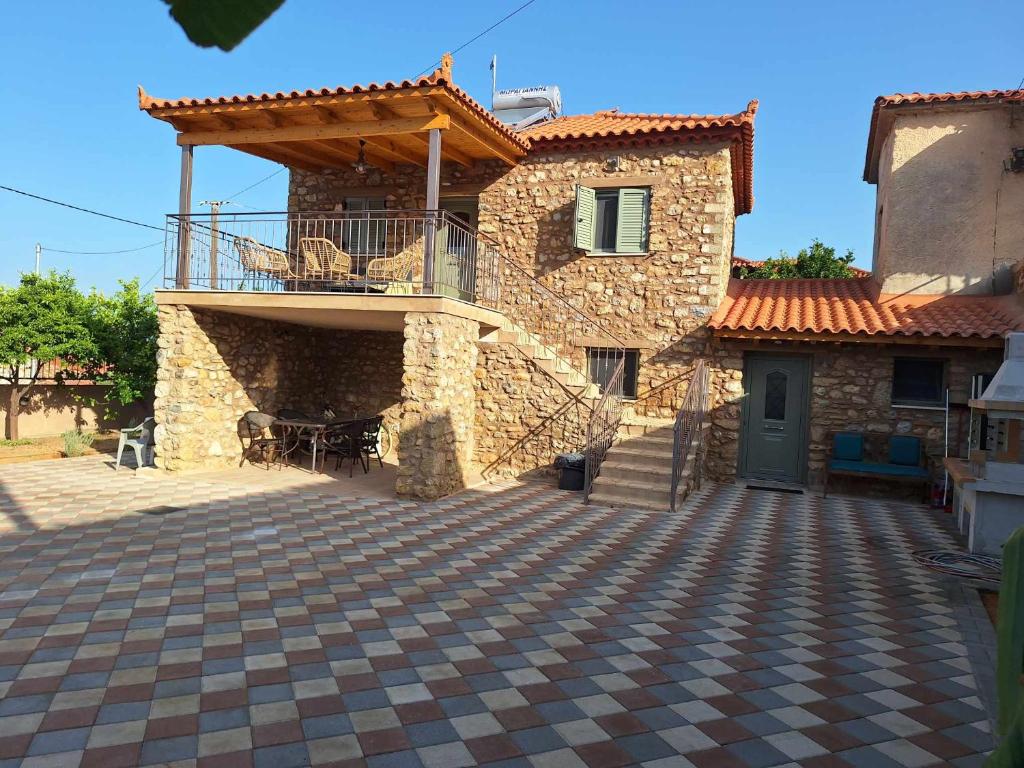 Casa de piedra con balcón y patio en Villa ALONIA en Kalamata