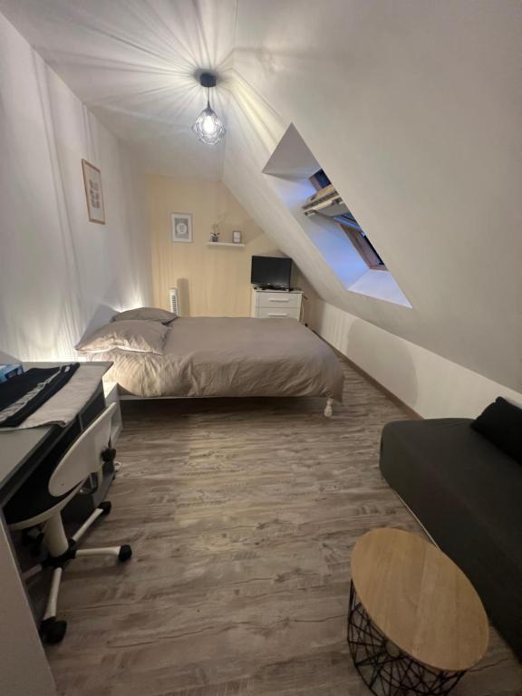 - une chambre avec un lit, un bureau et un piano dans l'établissement Chambre chez thomas, à Glos-sur-Lisieux