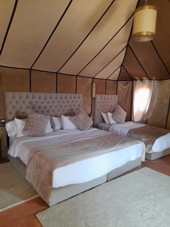 Postel nebo postele na pokoji v ubytování Sahara Stories Camp " Heated Tents"