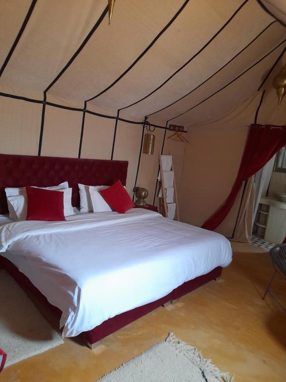 Postel nebo postele na pokoji v ubytování Sahara Stories Camp " Heated Tents"