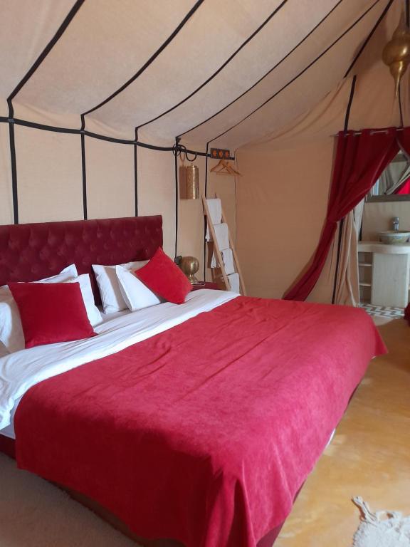 Postel nebo postele na pokoji v ubytování Sahara Stories Camp " Heated Tents"