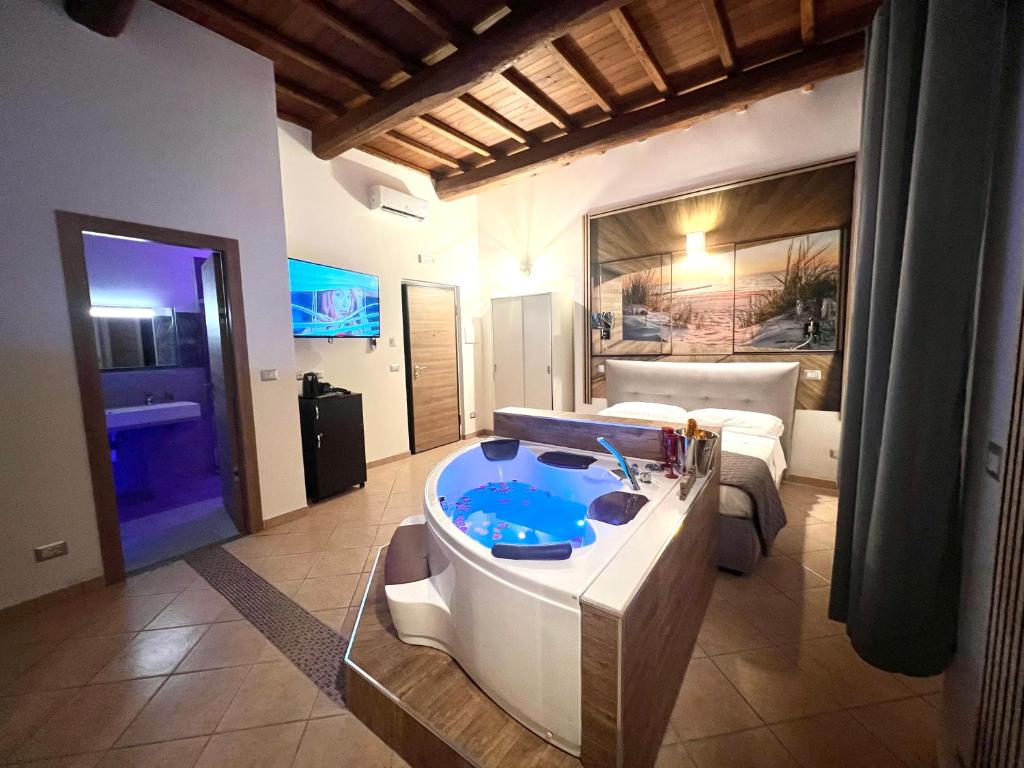 sala de estar amplia con bañera en el centro en Sealovers house Sea view Deluxe, en Civitavecchia
