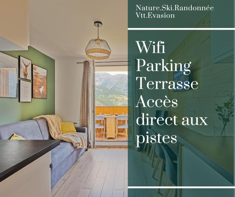 salon z kanapą i stołem w obiekcie Studio de charme avec vue sur le Val d'Allos, parking et Wifi gratuit w mieście Allos