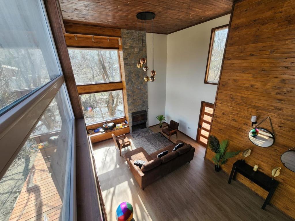 uma vista superior de uma sala de estar com um sofá em Casa Cochrane em Cochrane
