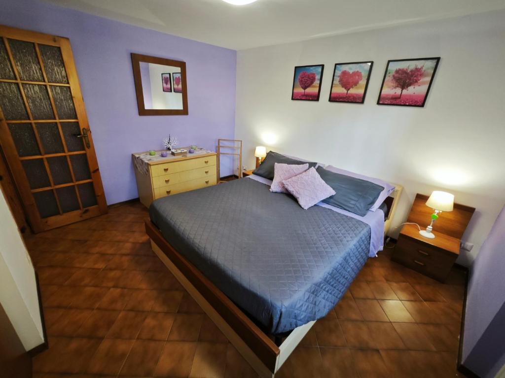- une chambre avec un lit, une commode et deux lampes dans l'établissement Casa Cuore, à Sassello