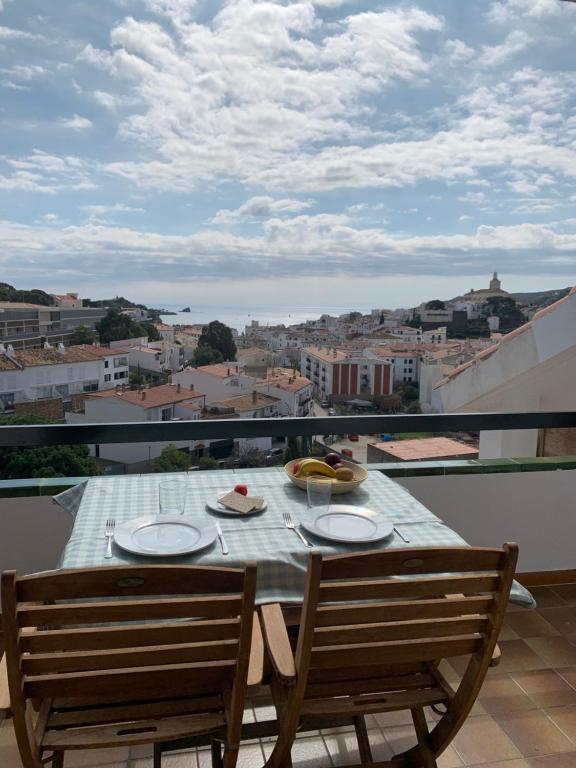- une table sur un balcon avec vue sur la ville dans l'établissement Cadaqués en silenci, à Cadaqués