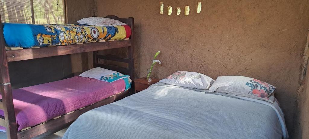 Habitación con 2 literas en una habitación en CAMPING GANIMEDES en Paiguano