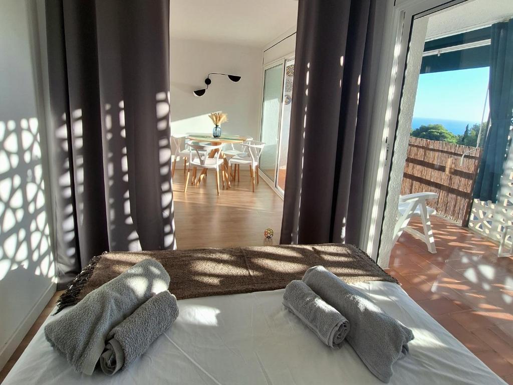 1 dormitorio con 1 cama con 2 almohadas en La calma de Tossa, en Girona