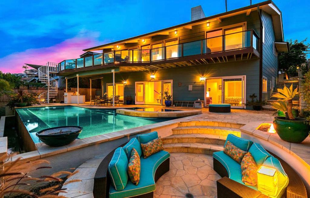 uma casa com piscina em frente a uma casa em Breathtaking La Playa Getaway With Golf Cart Use! em San Diego