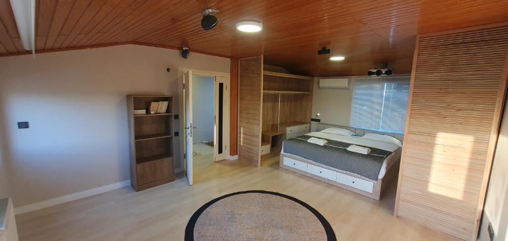 ein Schlafzimmer mit einem Bett in einem Zimmer in der Unterkunft Hotel House in Arnavutköy