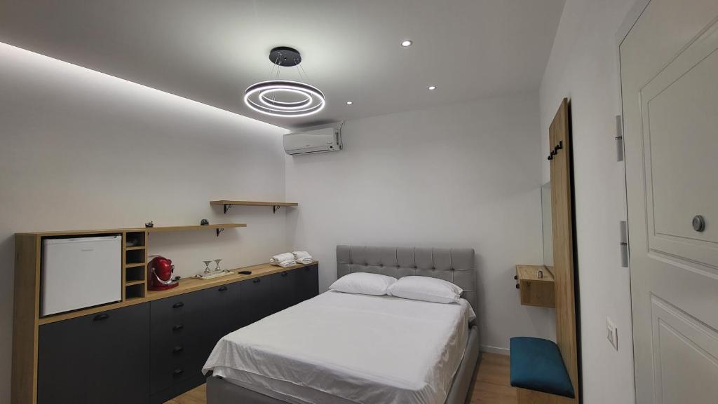 Postel nebo postele na pokoji v ubytování Karanxha's room