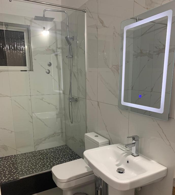 Un baño de Hotel Kaloshi