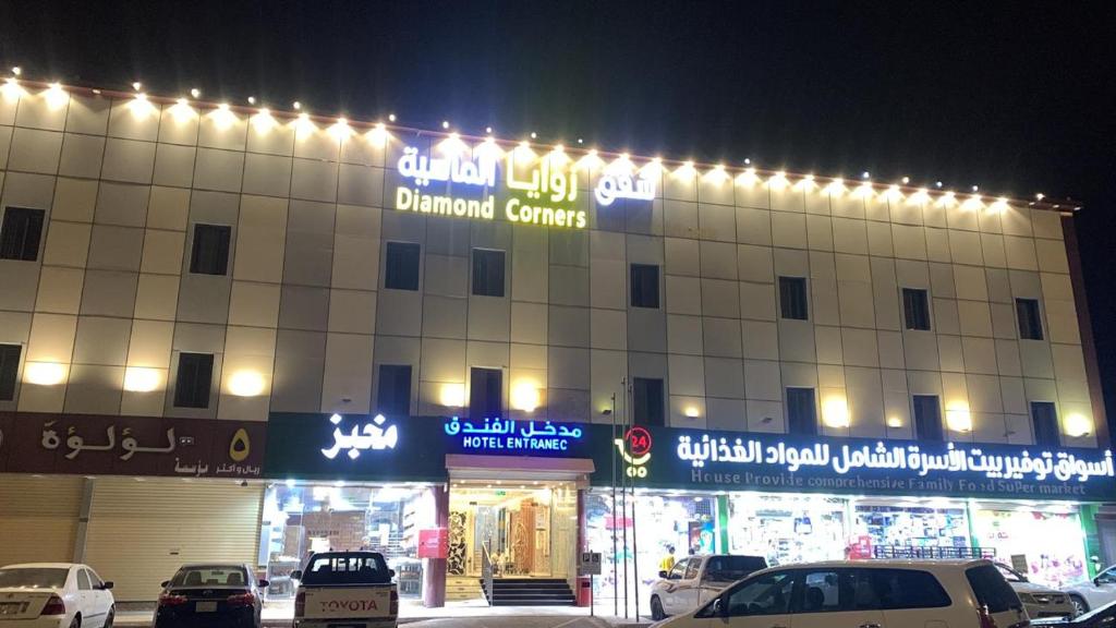 um edifício com luzes em cima à noite em فندق زوايا الماسية فرع الحمراء em Medina