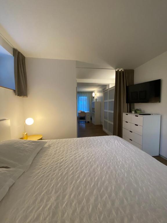 Postel nebo postele na pokoji v ubytování Chaleureux studio entre Neuchatel et Bienne