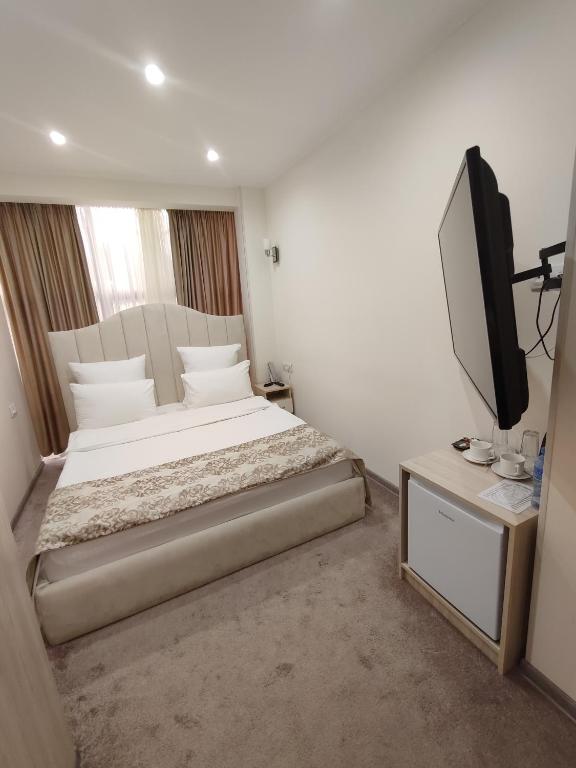 Postel nebo postele na pokoji v ubytování DeLin Hotel And Tours