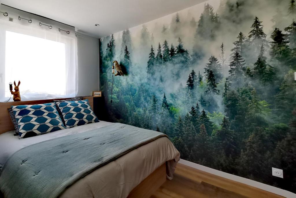 1 dormitorio con un mural forestal en la pared en Proche Nancy centre, à quelques pas des Thermes et du campus ARTEM, appartement calme avec parking gratuit, en Nancy
