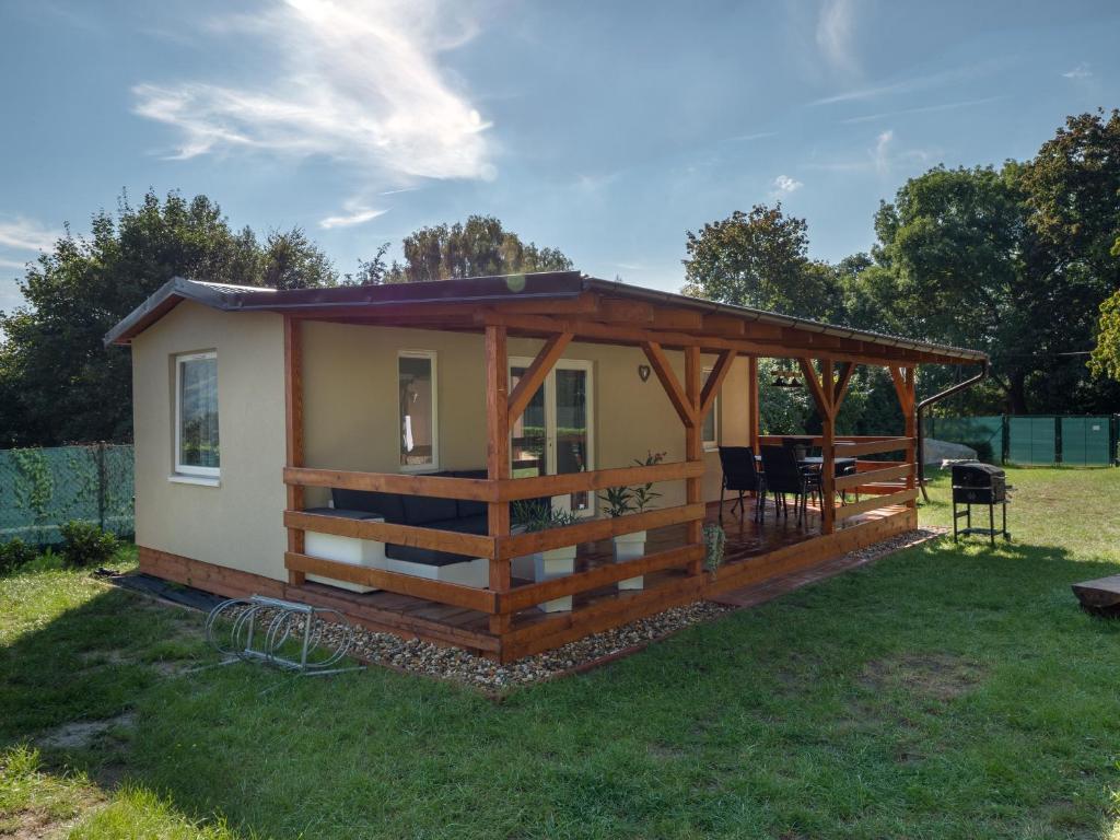 une petite maison avec une terrasse couverte et une terrasse dans l'établissement LAURAHAUS, à Děčín