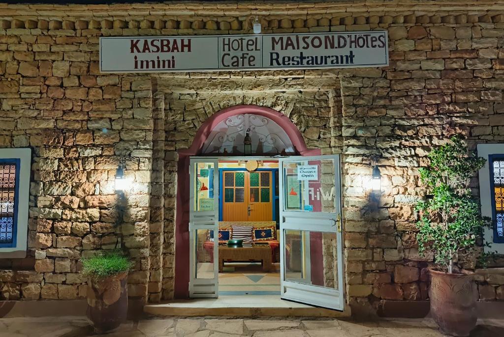 Taourirt的住宿－Kasbah Imini Restaurant & Hotel，大楼入口,设有开放式门