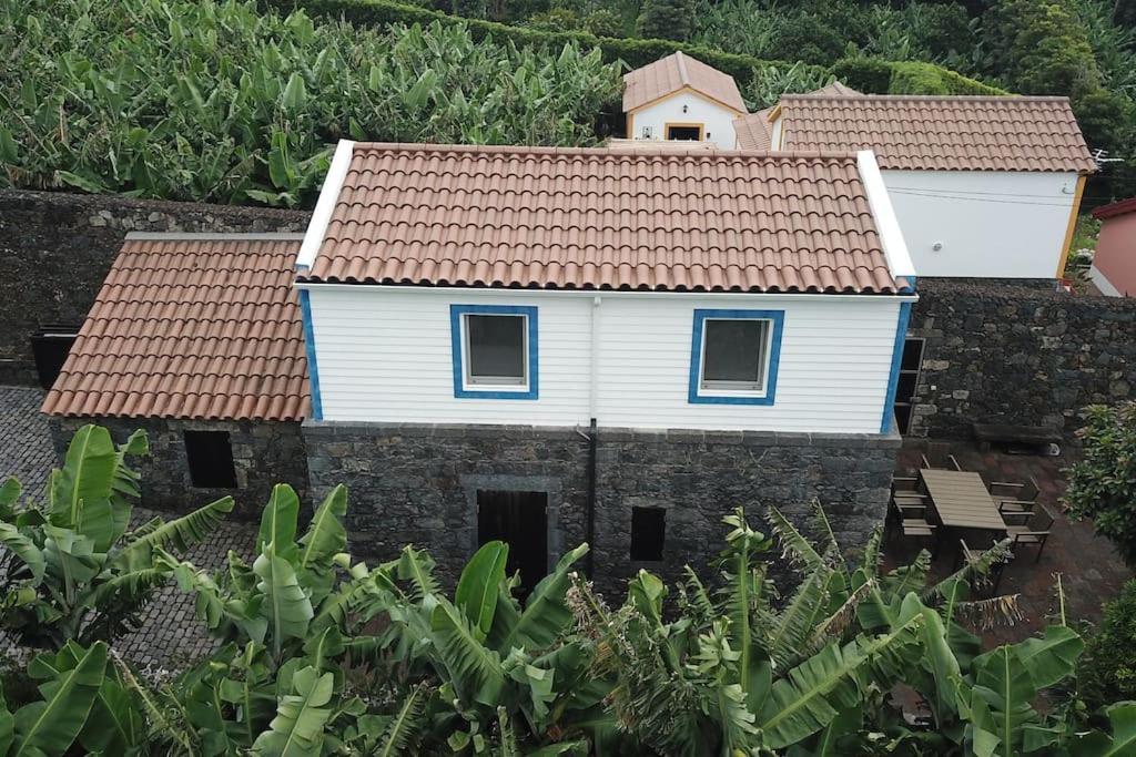 Ribeira das Tainhas的住宿－Quinta do Avô，享有白色房屋的空中景致,设有红色屋顶