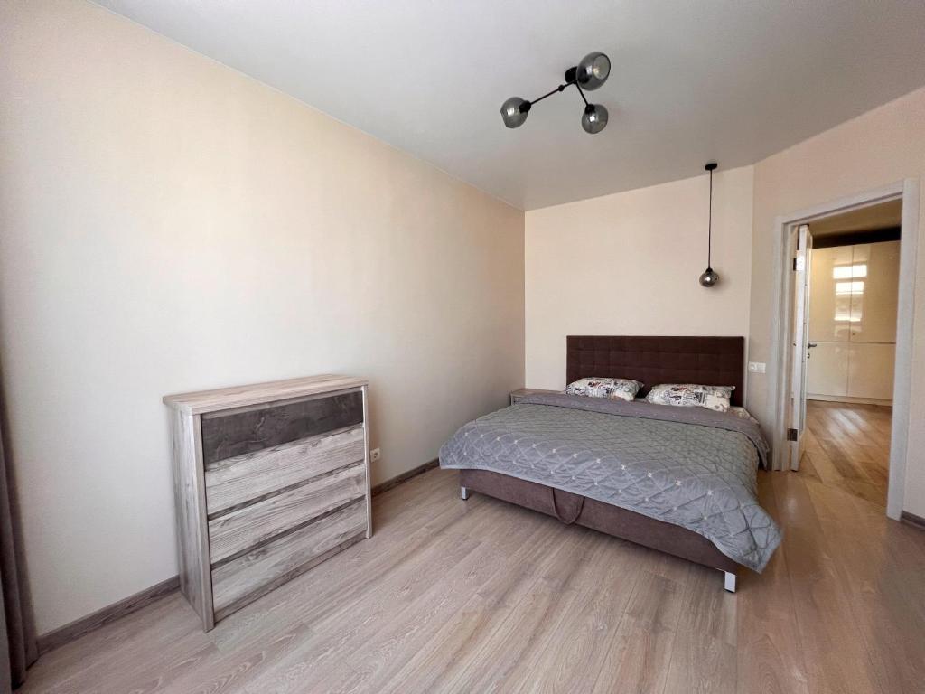 1 dormitorio con 1 cama y vestidor en Apatrment in Khmelnytsky street Natasha en Leópolis