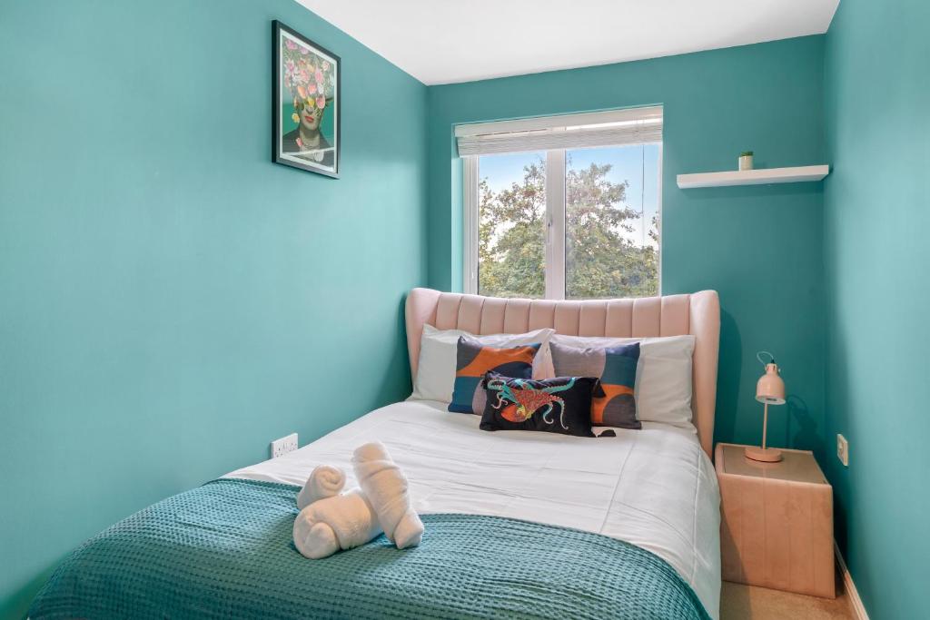 Кровать или кровати в номере Beautiful 2 Bedroom Apartment MK Free Parking