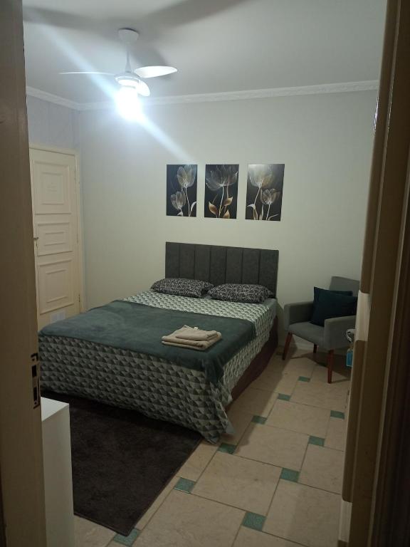 Tempat tidur dalam kamar di dormitório 3 solteiro luxuoso a 2 km de Alphaville