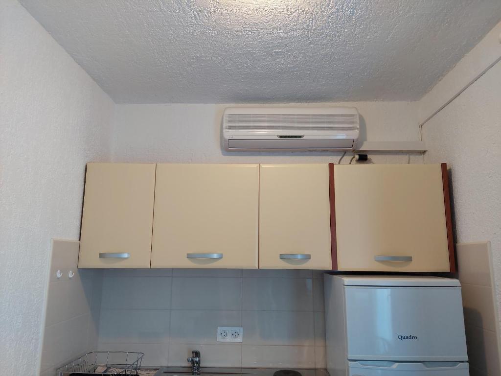 Kuchyň nebo kuchyňský kout v ubytování Stella Apartmani Malinska Samoborska 9