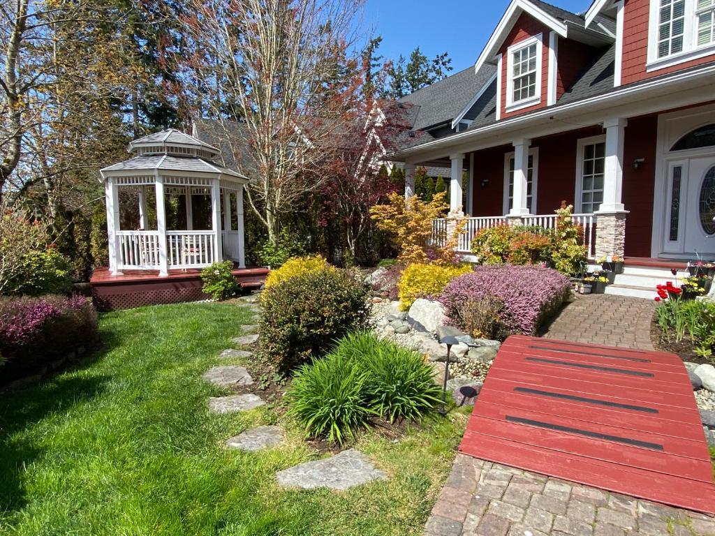 ein Haus mit einer roten Bank im Hof in der Unterkunft Mae Sweet Home in Surrey