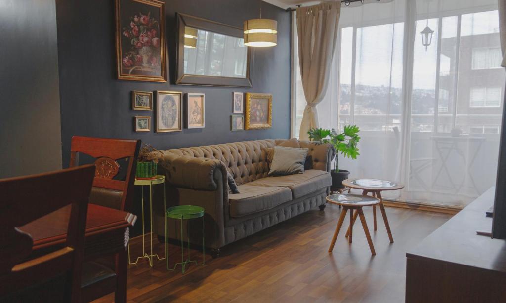 sala de estar con sofá y mesa en Habitaciones en Departamento compartido centro de Viña, en Viña del Mar