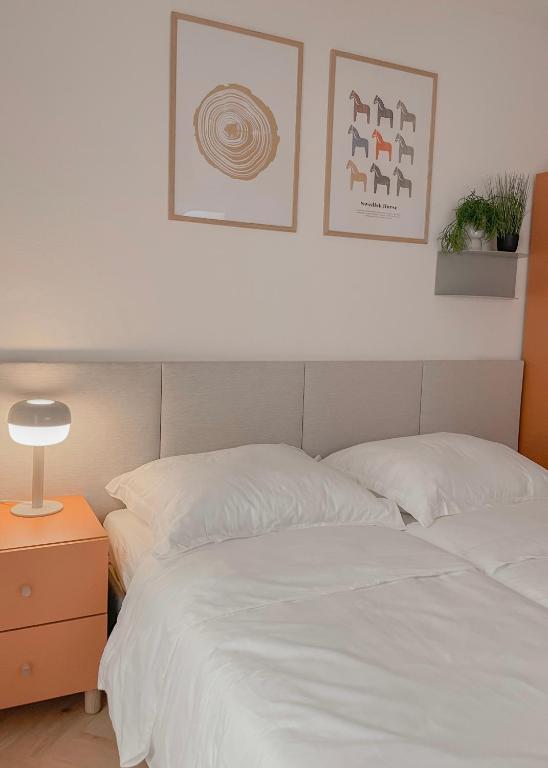 Postel nebo postele na pokoji v ubytování NØDA - Nørdic Design Apartment with Terrace