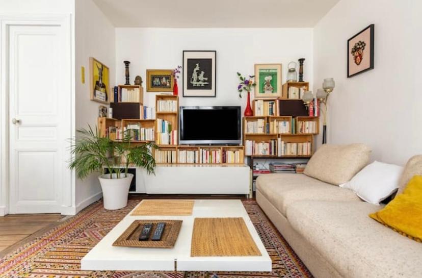 a living room with a couch and a tv at Maison confortable avec jardin à 2 pas de Paris in Fontenay-sous-Bois