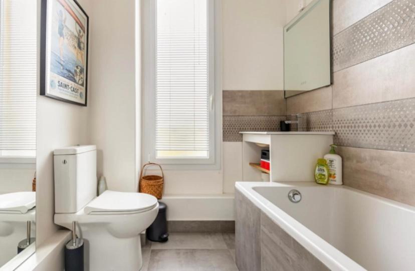 a bathroom with a toilet and a tub and a sink at Maison confortable avec jardin à 2 pas de Paris in Fontenay-sous-Bois