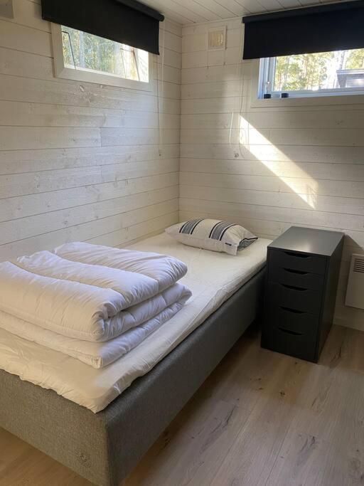 Postel nebo postele na pokoji v ubytování Stuga på ö / närhet till vatten