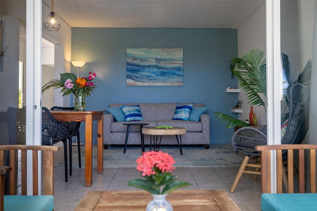 sala de estar con sofá y mesa en Diver's Paradise Bonaire, en Kralendijk