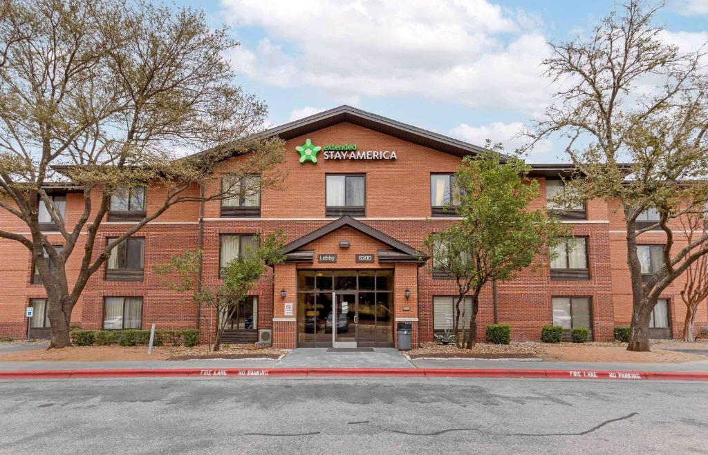 un edificio de ladrillo rojo con una estrella. en Extended Stay America Suites - Austin - Metro, en Austin