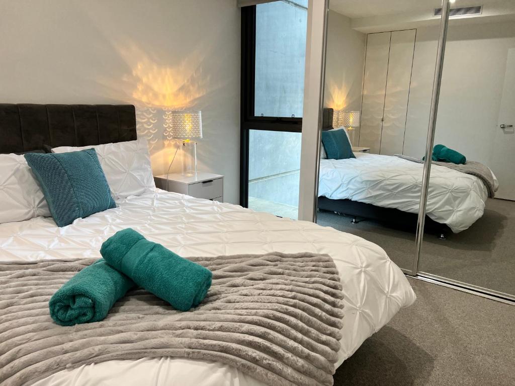 Embark Luxe 2BR 2Bath Apartment in Lynham 1 Secure Carpark Wifi Canberra客房内的一张或多张床位