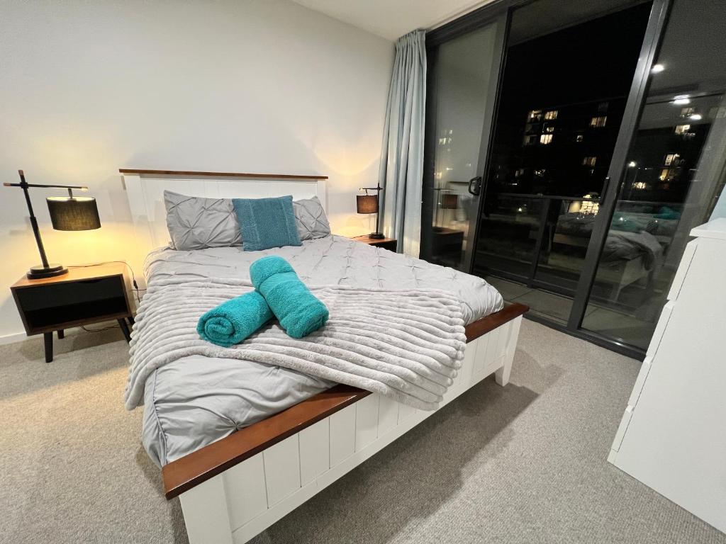Embark Luxe 2BR 2Bath Apartment in Lynham 1 Secure Carpark Wifi Canberra客房内的一张或多张床位