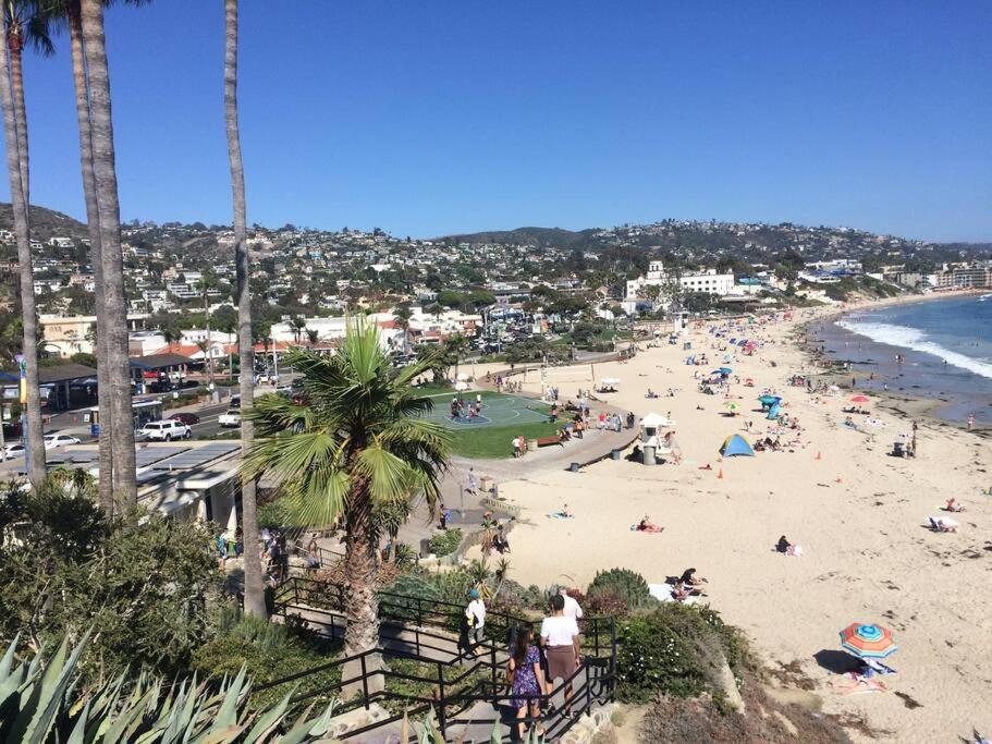 een strand met veel mensen erop bij Laguna Beach Modern Home-beach across st/town 1blk in Laguna Beach