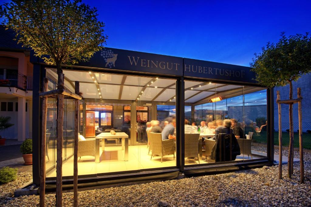 Restaurace v ubytování Moselweingut & Gästehaus Hubertushof