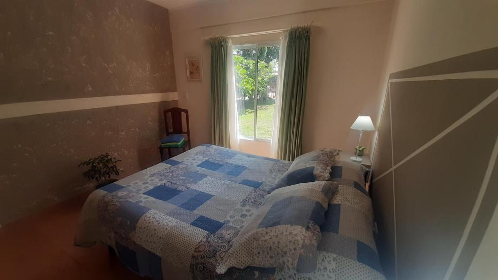 sypialnia z łóżkiem z niebiesko-białą kołdrą w obiekcie Puñadito de descanso w mieście Salta