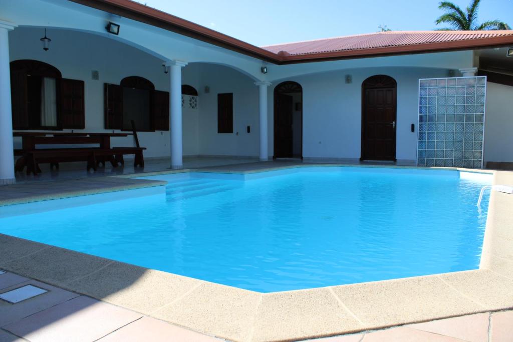 a swimming pool in front of a house at Villa Émeraude - Piscine privée sans vis à vis in Rémire-Camp