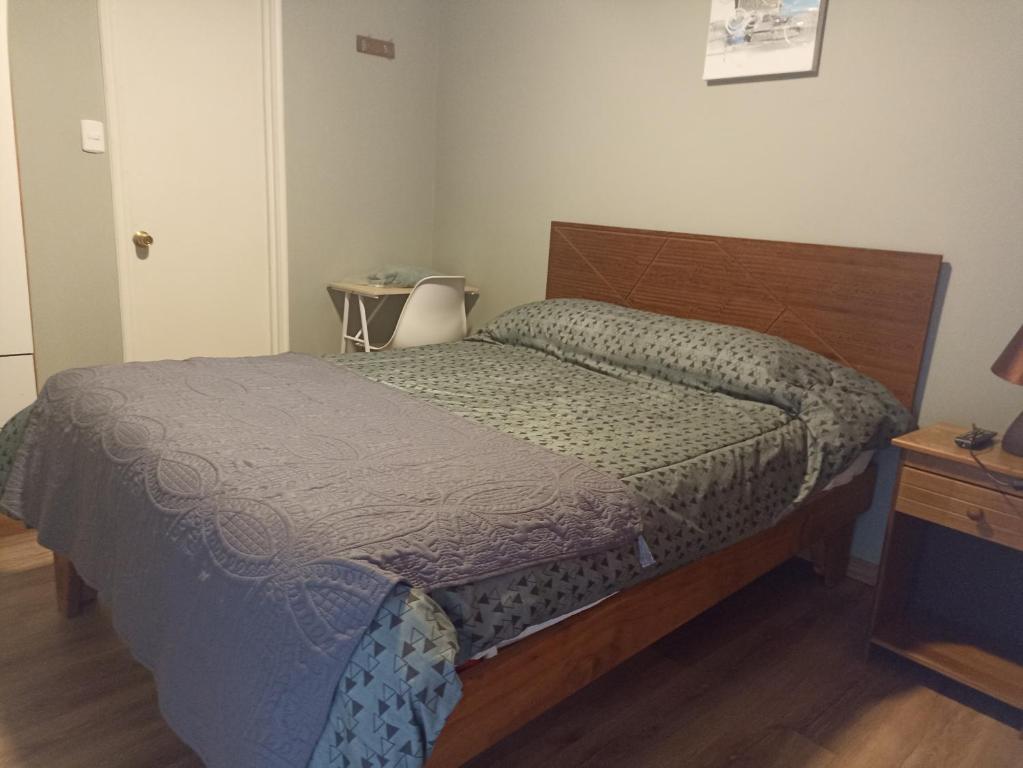 una camera con letto e testata in legno di Alojamiento jv MATRIMONIAL a Nogales