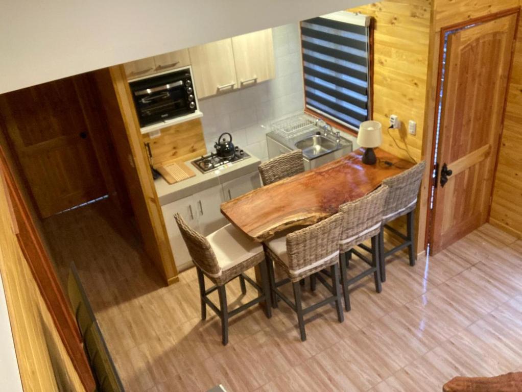 Kuchyň nebo kuchyňský kout v ubytování Cabañas Alto Quillay, radal siete tasas
