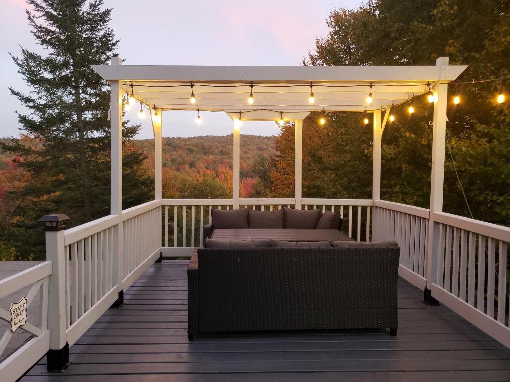 a porch with a pergola and a couch on a deck at Bed & Breakfast Lukomorye in Wentworth-Nord